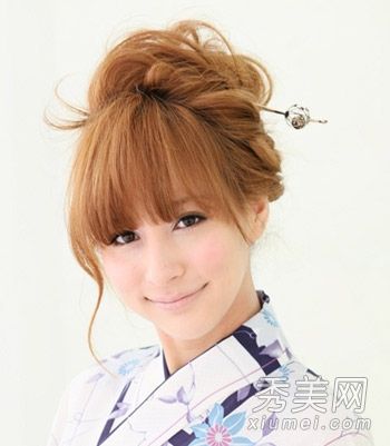 如何把长长的卷发扎成好看的样子?花3分钟修复美丽的卷发。