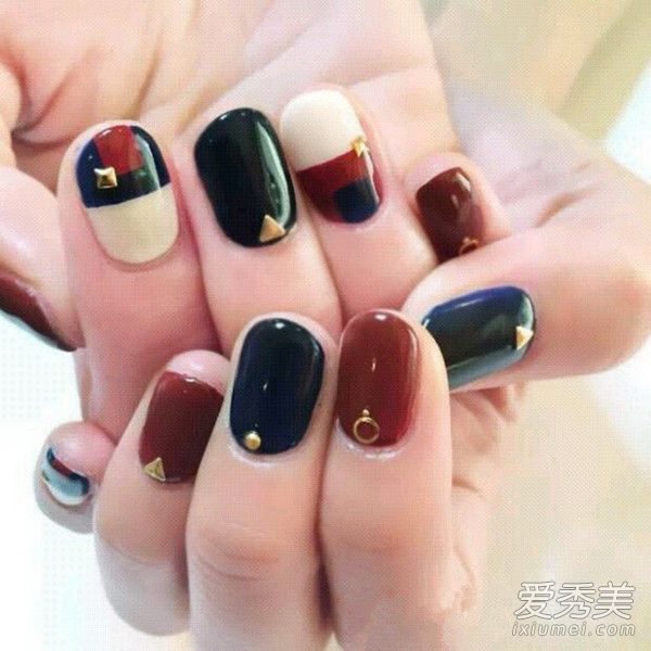 乍一看,它非常女性化!云母琉璃美甲热