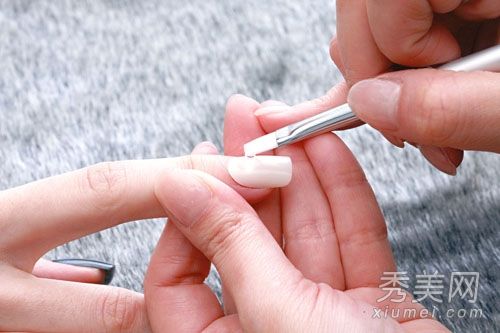 今年冬天的热铆钉钉艺术已经使指尖风情。