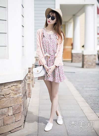 单肩包+连衣裙轻盈旅行秀气质