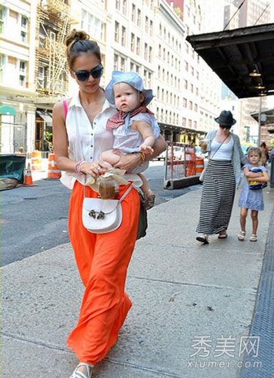 性感妈妈杰西卡·阿尔芭被装进街头射击卷笔刀