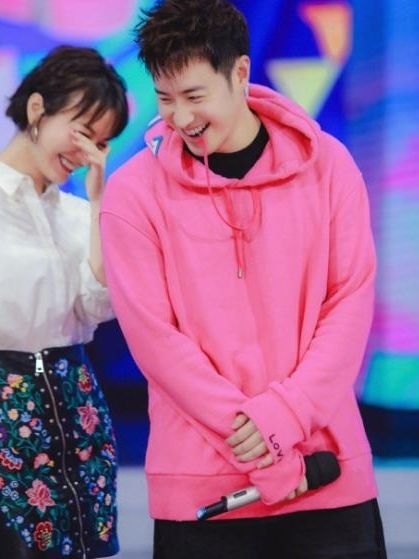 潘玮柏快乐大本营的粉色毛衣是什么牌子的？