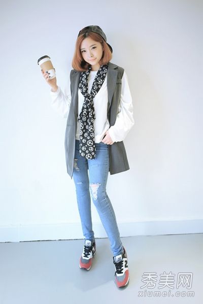 秋天的马甲带着凉爽的早晨和傍晚的白天出去散步。