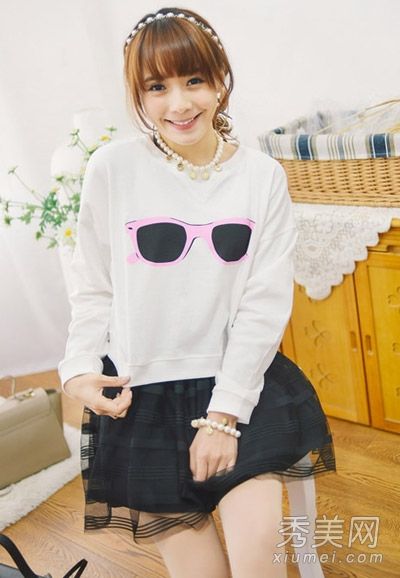 春天穿短裙出去很合适。