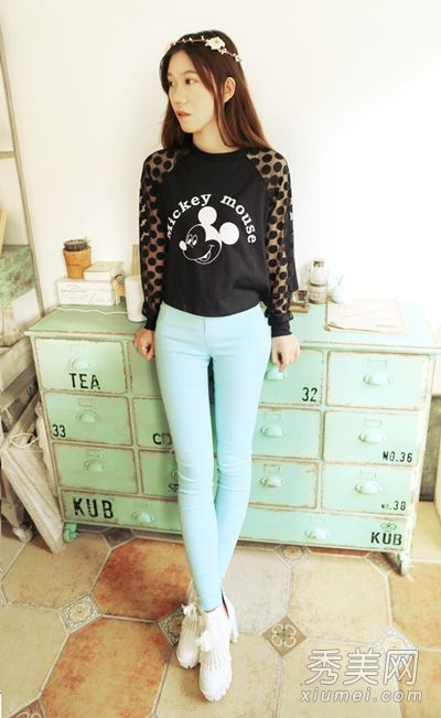 紧身t恤+紧身裤塑料长腿紧臀好身材