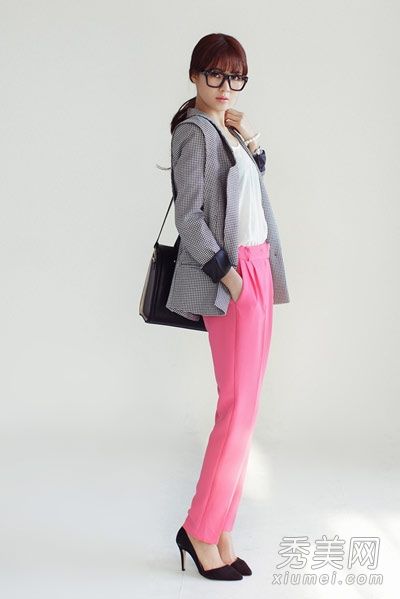 西装外套和紧身裤展现了老奥干练的气质。