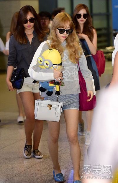 向韩国女演员学习选择手袋既实用又时尚。