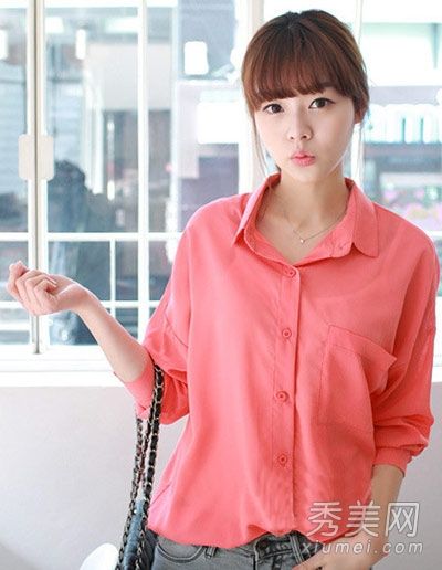 春季女装与衬衫完全相配。外观非常时尚。