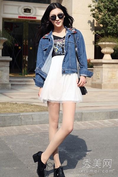 在春天和夏天，穿短裙会增加女孩的亲密度。