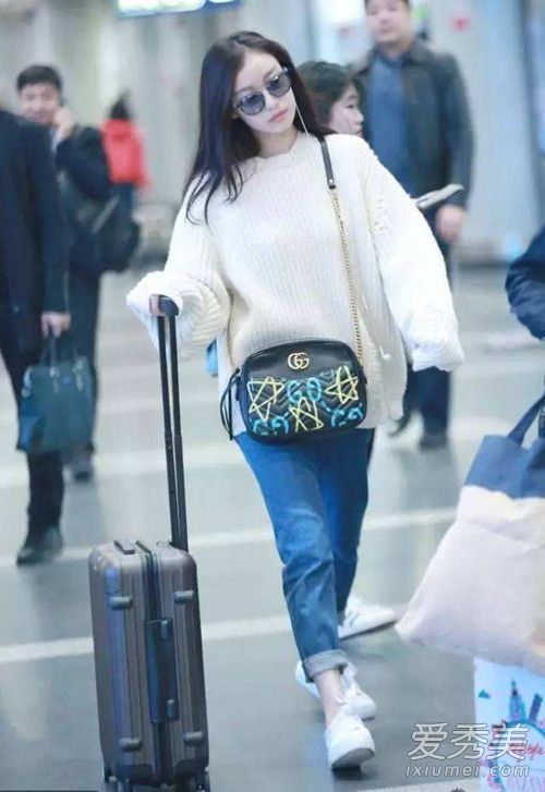 当白毛衣被红酒弄脏时，如何去除它的红酒