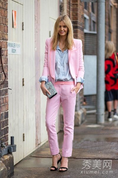 一套粉色西装，一个女人和一位英俊的绅士