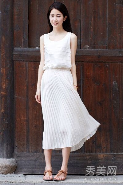 褶裥连衣裙既时尚又甜美,呈现出多种风格。