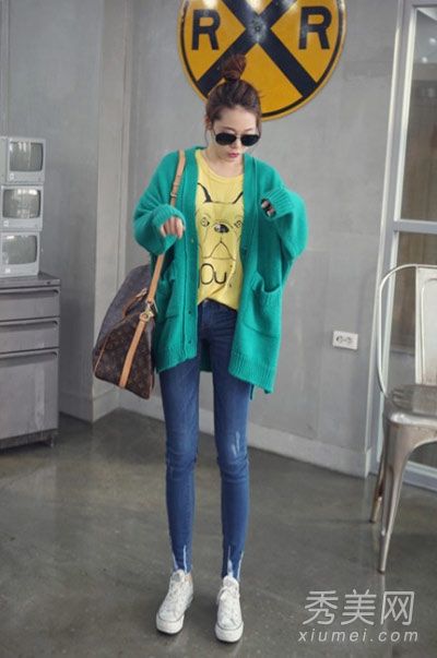 毛衣外套配紧身裤穿长腿