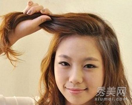 初夏的时候,你必须学会甜美的编结和画头发,以显示一点新鲜感和气质