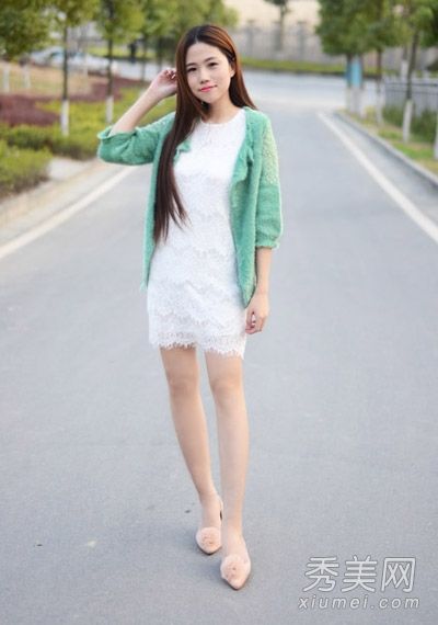 穿着短外套，短女孩秀身高