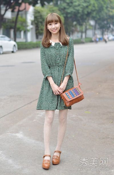 碎花裙+复古皮鞋清新森女搭配最显老