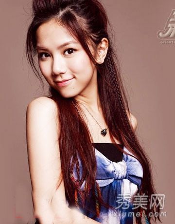 我是歌手通用电气..她的童年照片显示了她的圆脸和短发。非常可爱。