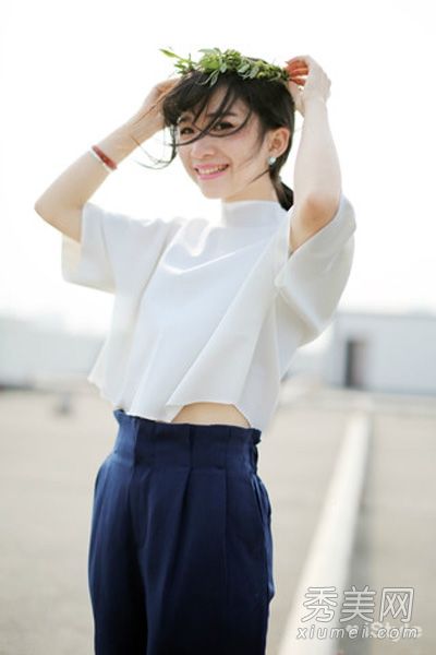 范打造的短t恤+高腰裤很简单