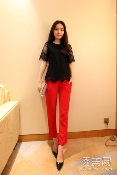 长腿高跟鞋的九分钟裤很女性化。