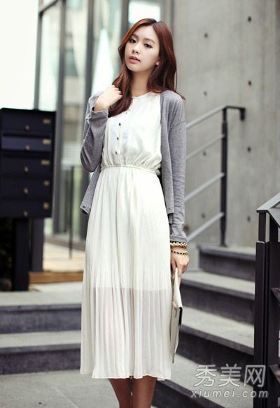 春天，穿针织开衫配裙子非常漂亮。