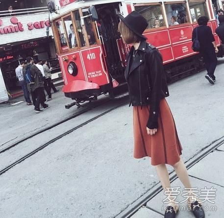 今年流行的皮衣的颜色和款式。