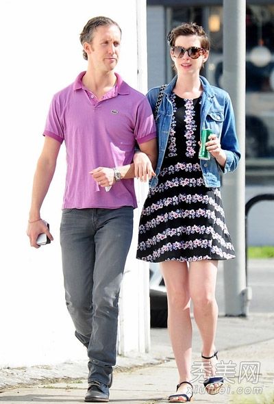 穿着牛仔外套+碎花裙向海瑟薇学习春日