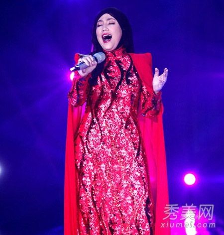 茜拉红星展示春夏所需的几种头巾装订方法