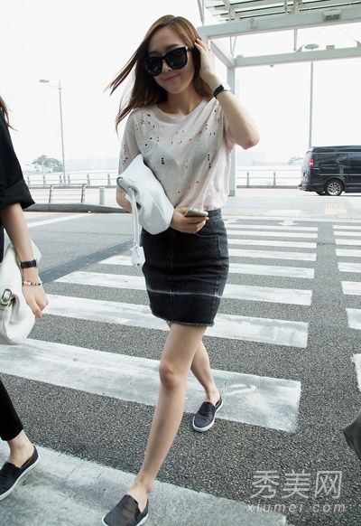 杰西卡的短裙和t恤在她年轻时展现出青春活力。