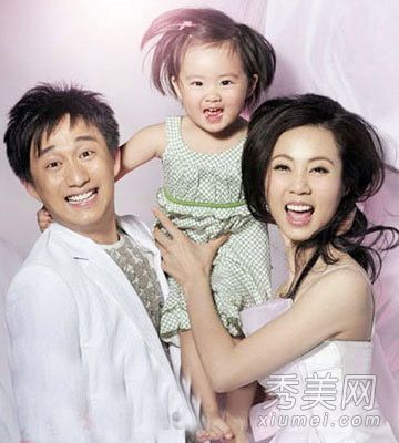 黄蕾的女儿在最近的照片中暴露出可爱的头发清单