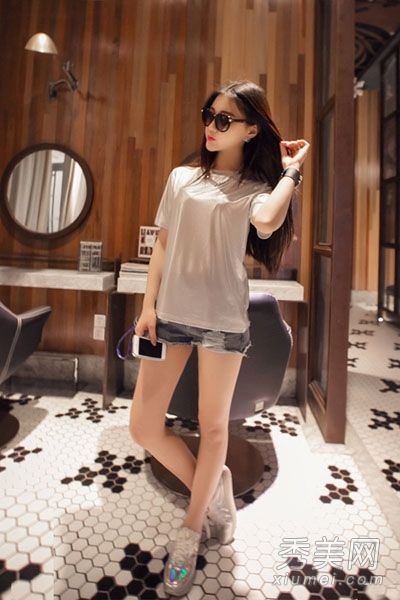 有洞的牛仔布短裤和t恤在街上很常见。