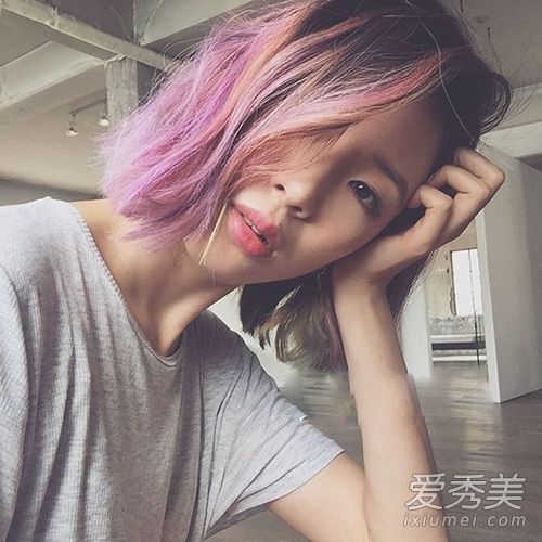 向她学习！头发颜色突出并不庸俗