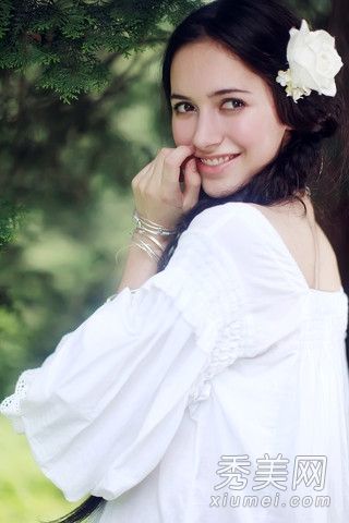 早春时节，弯曲的辫子很流行。5种发型系在辫子的一侧，很漂亮。