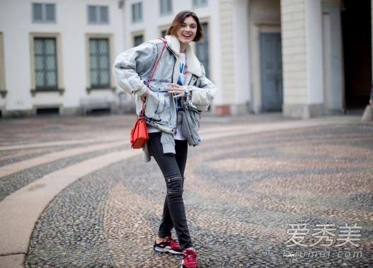 如果羽绒服不小心沾上了油，该如何清洗？