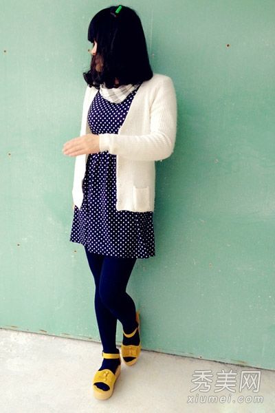 针织开衫配裙子是春季最流行的时尚。