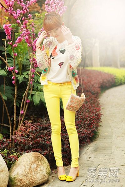 当天气又冷又热的时候,如何穿薄外套和t恤?