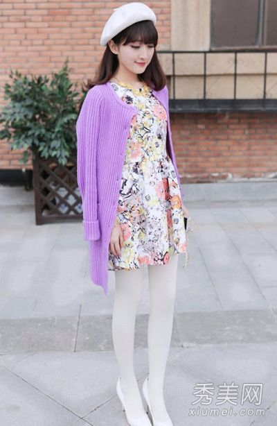 一件薄的紫色羊毛衫配一件漂亮的连衣裙，就像这样。