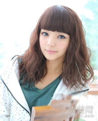 2012年最新发型图片:小麦烫耳主导时尚潮流。