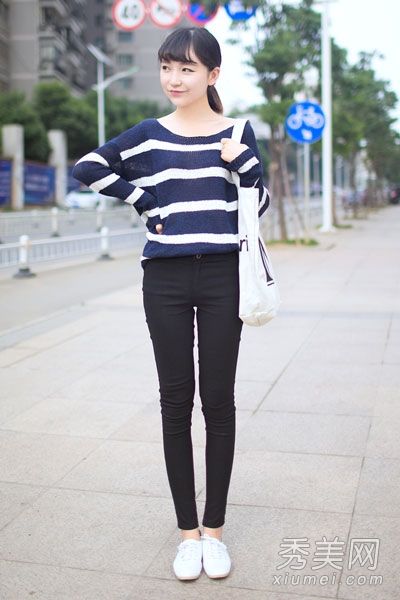 条纹毛线衫ORt-恤很实用,在秋天很容易搭配。