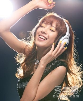 2012年早春流行的发型需要8个暖疗烫发。