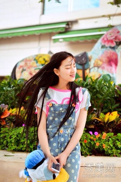 武雪女神用带子组装t恤以减少年龄