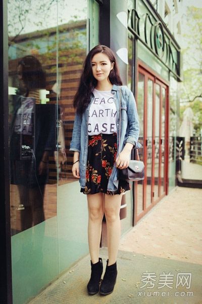 稍胖女孩的福音衬衫配短裙很苗条。