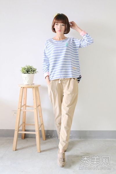 t恤和休闲裤既舒适又容易穿。