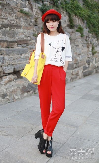 低腰裤子害怕露出臀部。穿着高腰裤子使他们又瘦又高。