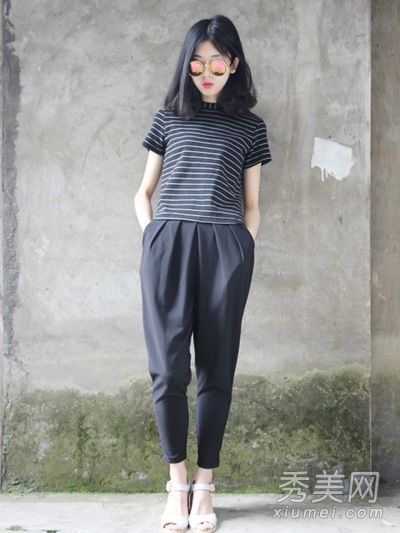 百搭t恤和哈兰裤非常简单时尚。