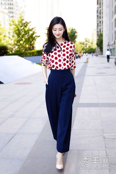 向田静甜美俏皮的波浪点长袖衬衫学习。