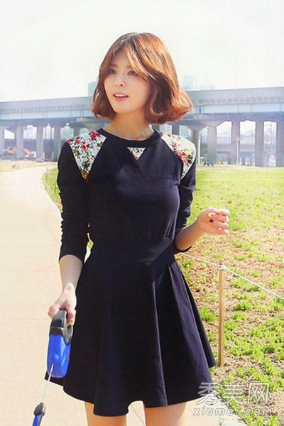 秋冬季服装建议搭配或不搭配显示细腿的长筒袜。