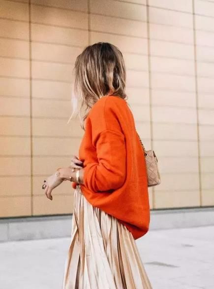 百褶裙什么颜色百搭金属百褶裙如何打造外套