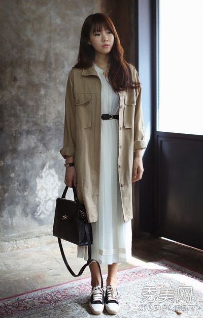 在春天,穿长裙和混合外套或针织品是非常时尚的。