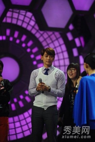 刘亦菲的第一部电影《快线雨》中的短发很帅气