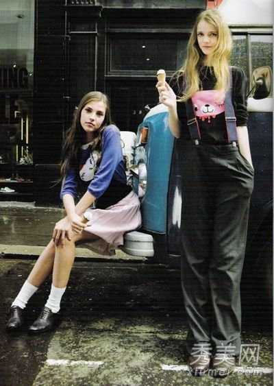 这件t恤和后裤带搭配，可以减少年龄，装扮成年轻女孩。